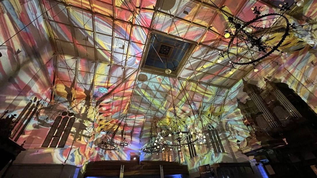 Lichtkunst versiert de Grote Kerk in Apeldoorn