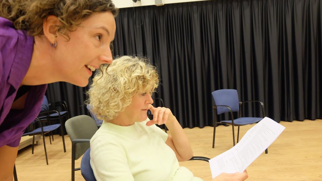 Theaterdocent Petra van den Brand van de kliniek aan het werk