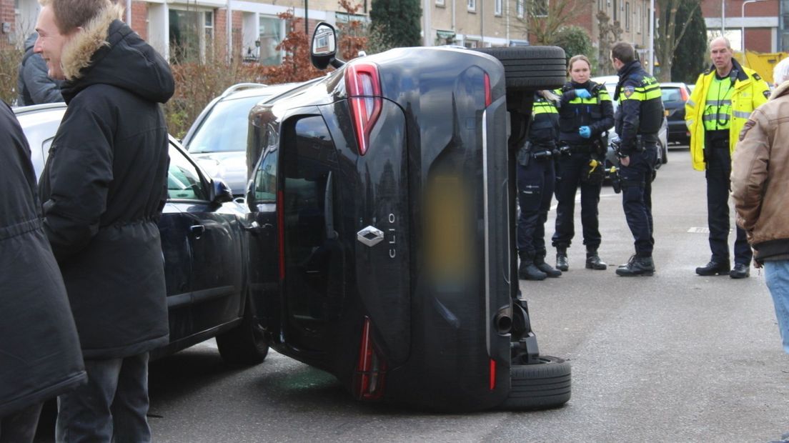 Het is niet bekend hoe de auto op de zijkant kon belanden
