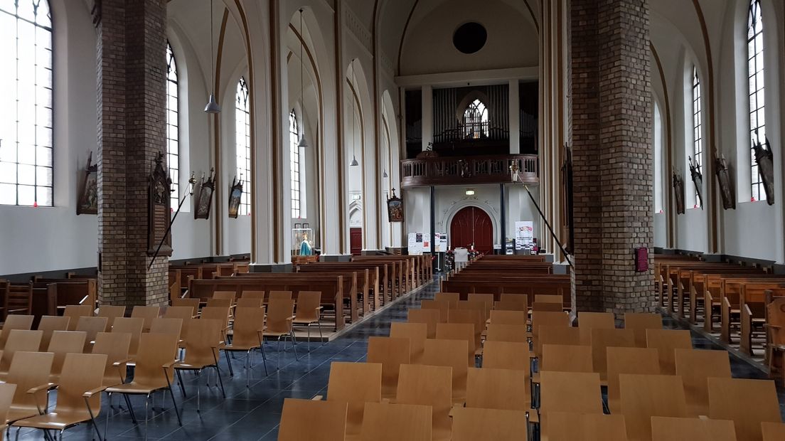 Het voorste deel van de kerkbanken heeft plaatsgemaakt voor stoelen.