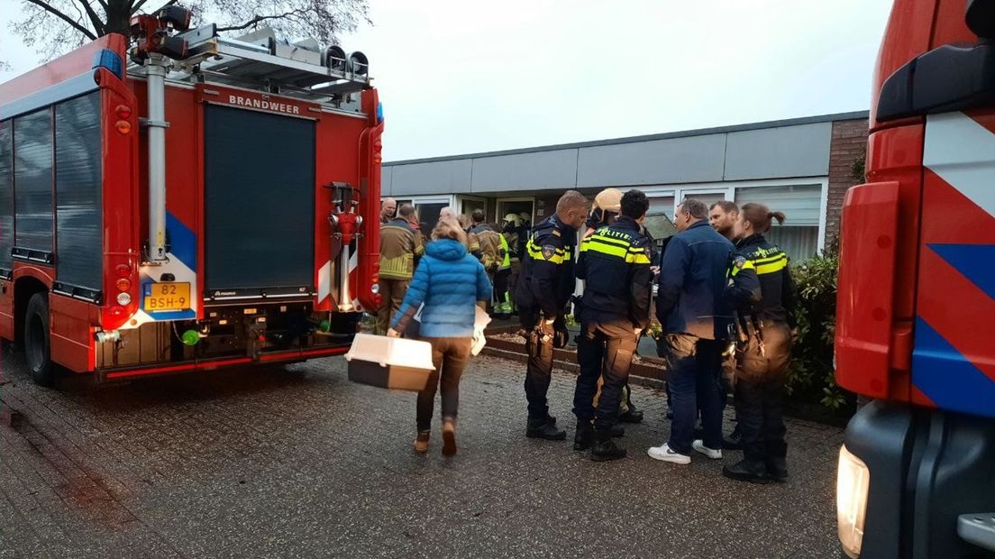 Brandweer en dierenambulance voor hulpverlening bij woningbrand in Enschede