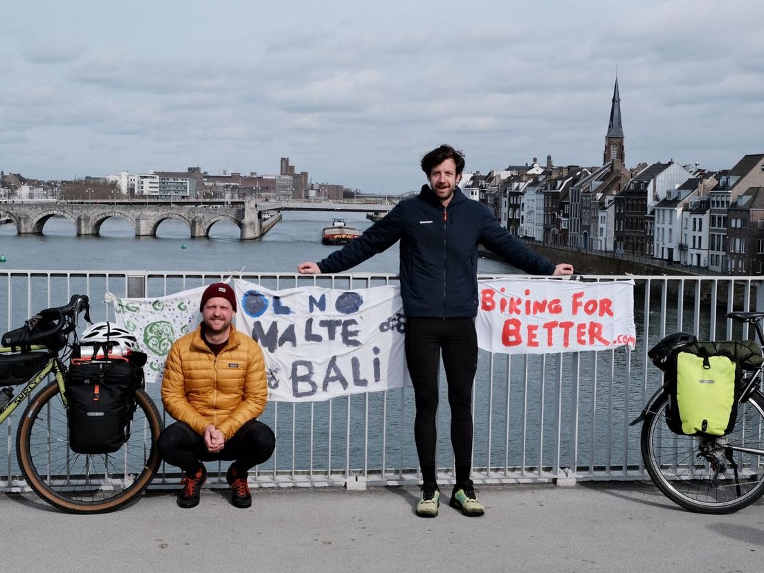 Fietsers Olmo (rechts) en Malte