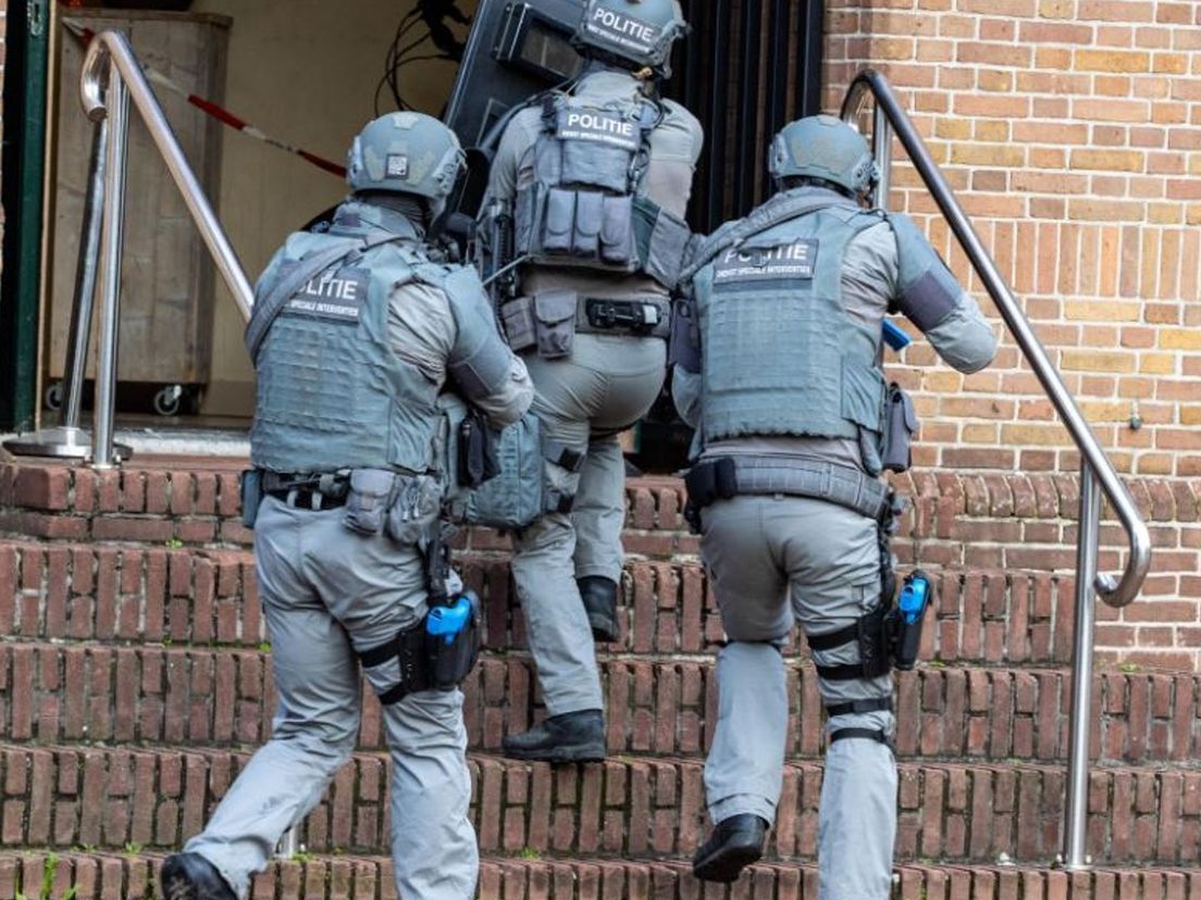Oefening van de politie en Dienst Speciale Interventies (DSI) bij het Sparta-stadion