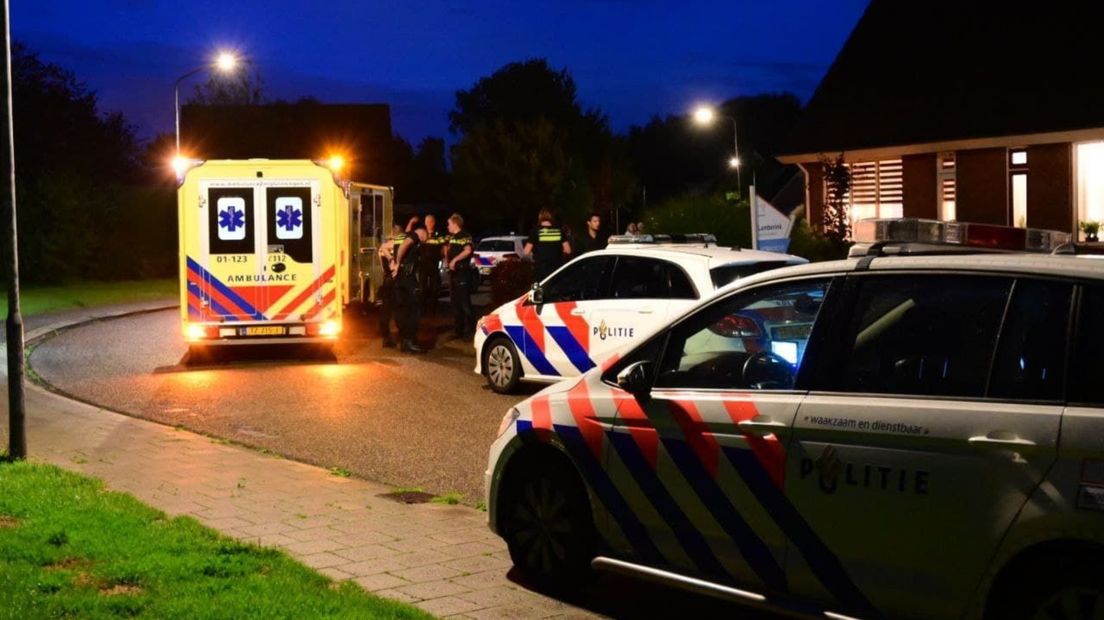 Meerdere eenheden van de politie en ambulances zijn ter plaatse