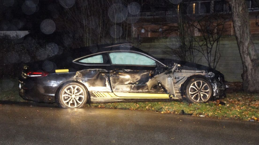 De auto is flink beschadigd (Rechten: Van Oost Media)