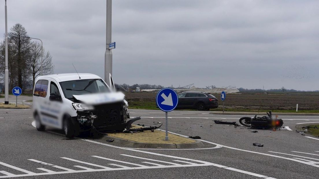 Motorrijdster belandt in sloot na aanrijding met bestelbus in Vriezenveen