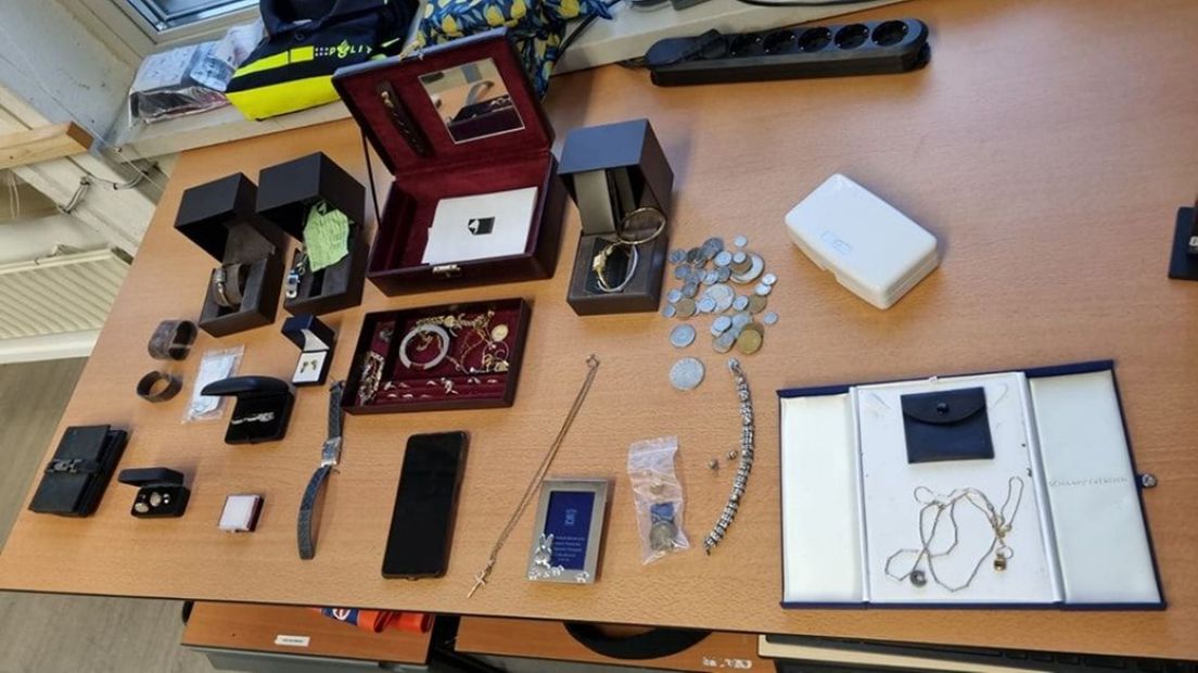 De sieraden die de verdachte bij zich had