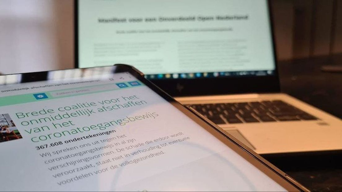 Met het manifest 'Onverdeeld Open' hopen de initiatiefnemers op een einde van de 'QR-samenleving'.