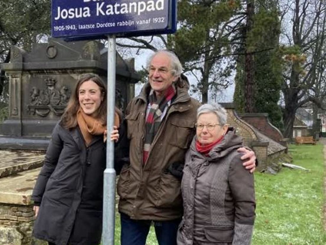 Het onthulde straatnaambord met in het midden de verre neef van Katan .