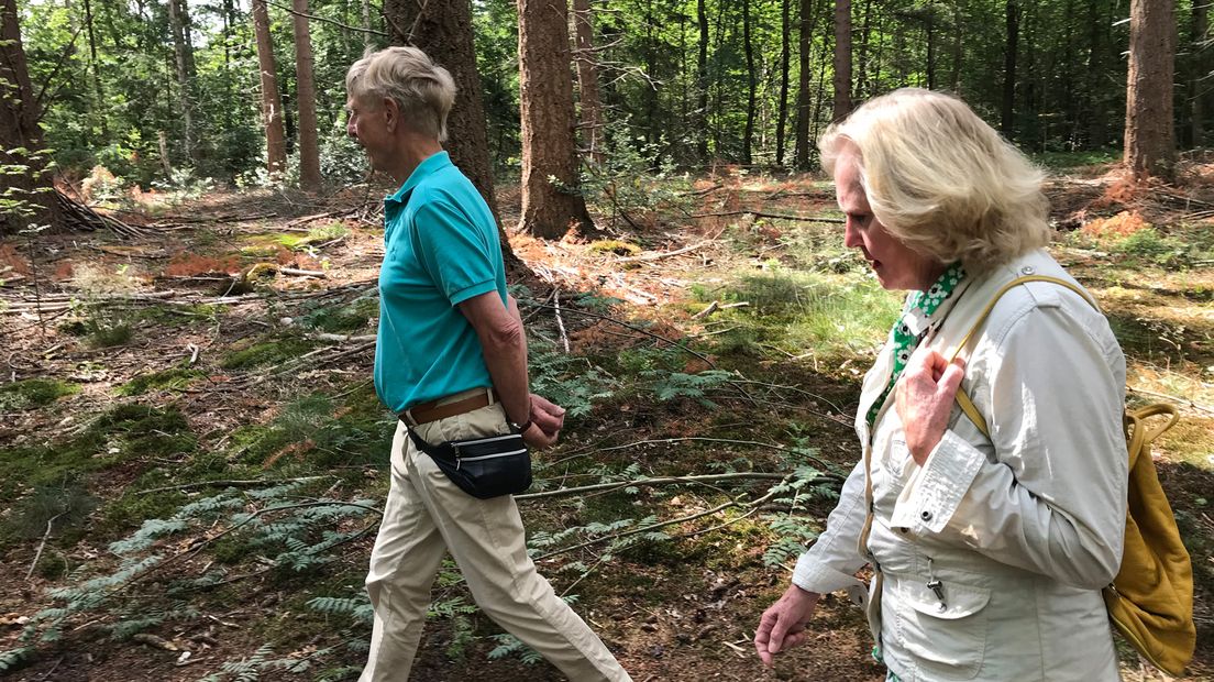 Floris en Machteld lopen door Buitenzorg