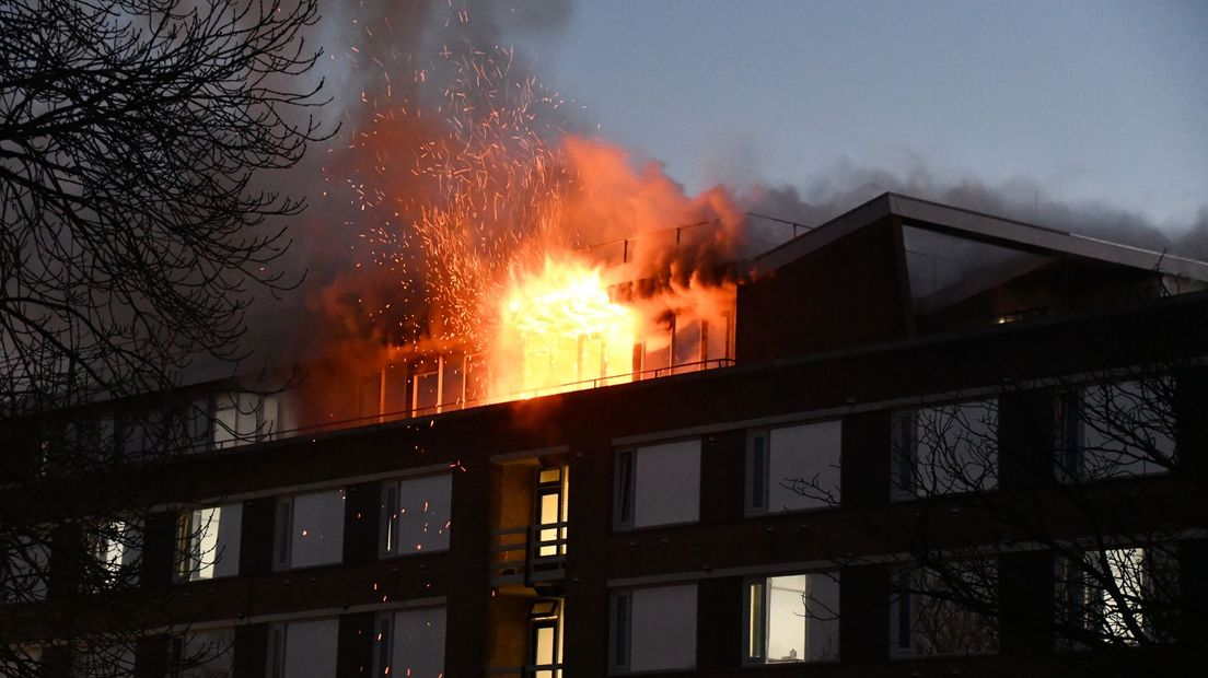 De brand woedt op de bovenste verdieping van het AZC