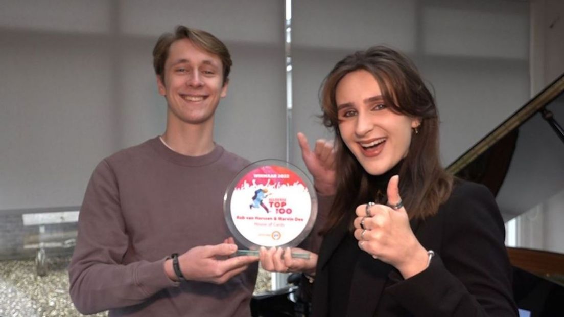 Bo en Nik nemen de trofee van hun vader in ontvangst