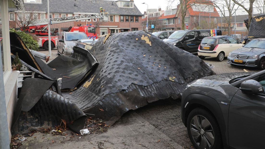 Een auto raakte bedolven onder dakbedekking in Leiden
