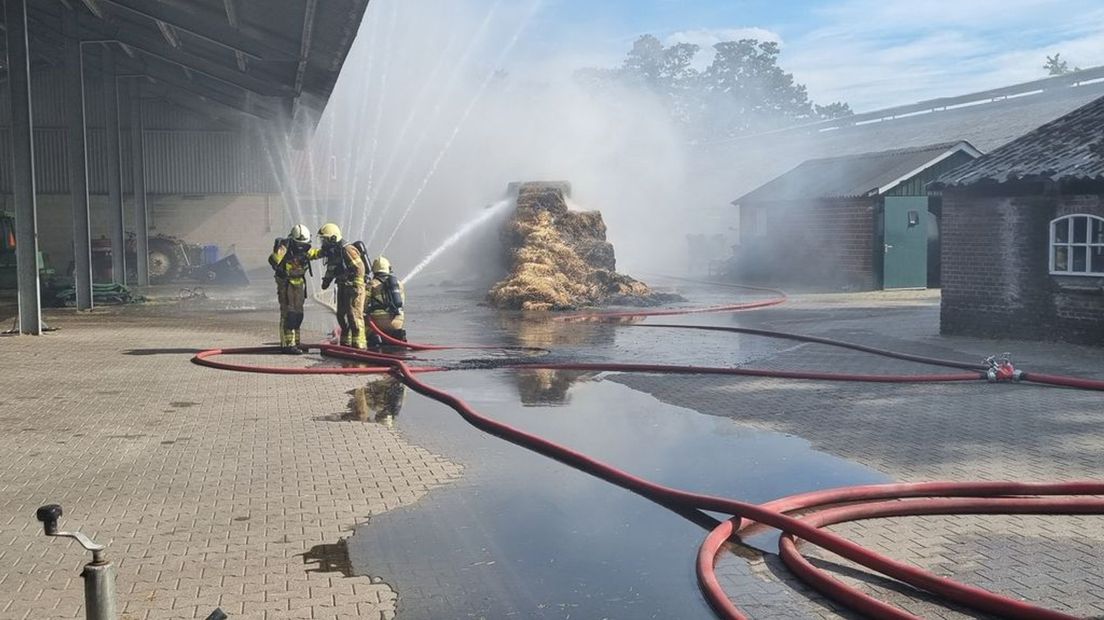 Toen het hooi uit elkaar werd getrokken, vloog het direct in brand.