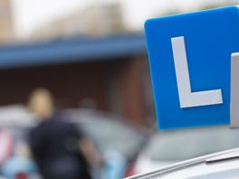 Rij-instructeur betrapt: gaf les zonder rijbewijs