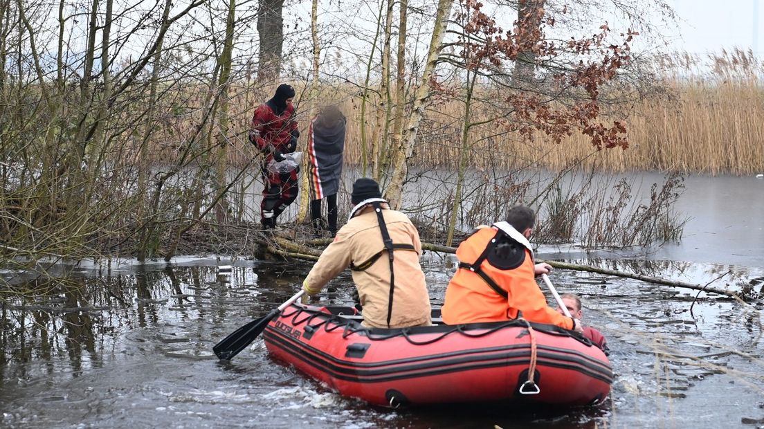 De jongen is door de brandweer opgehaald