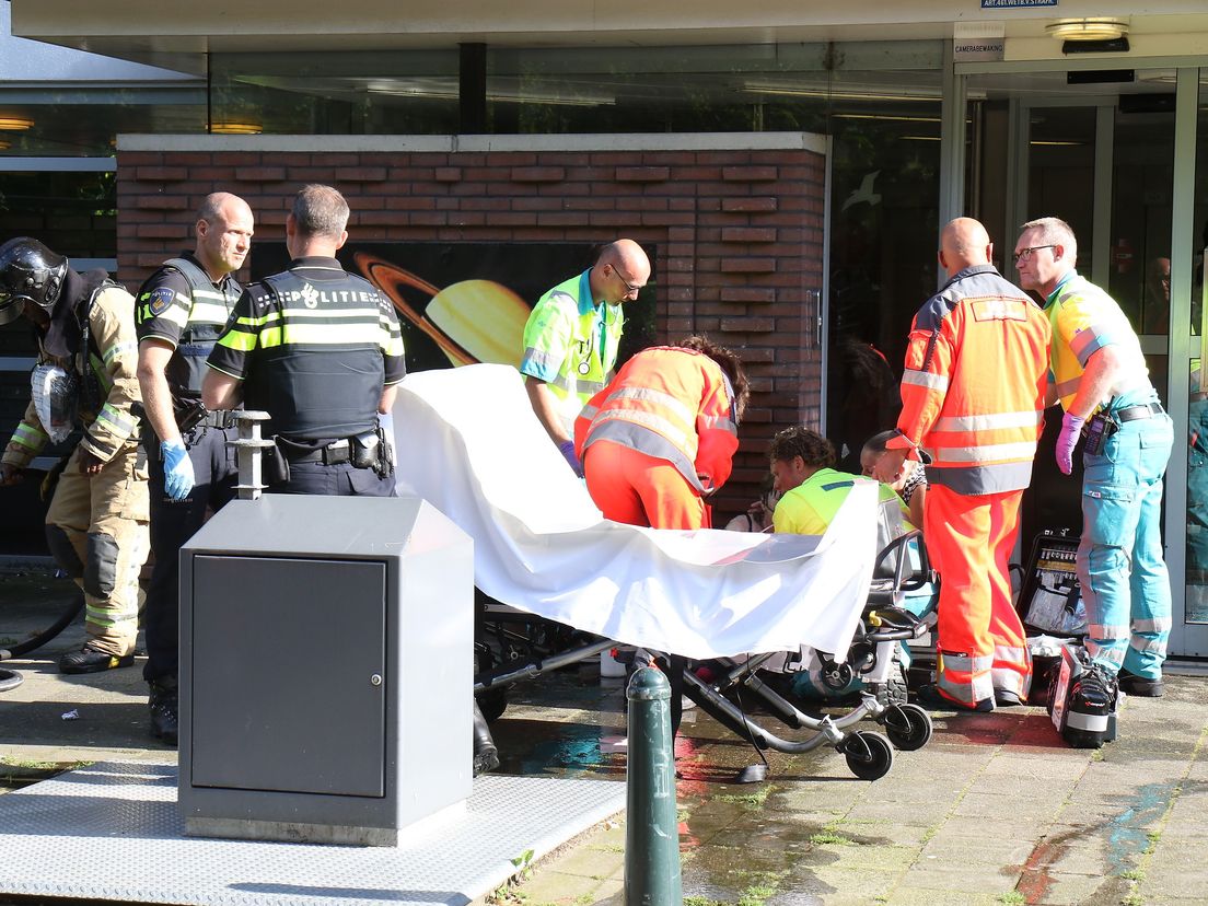 Hulpverleners bekommeren zich om het slachtoffer.