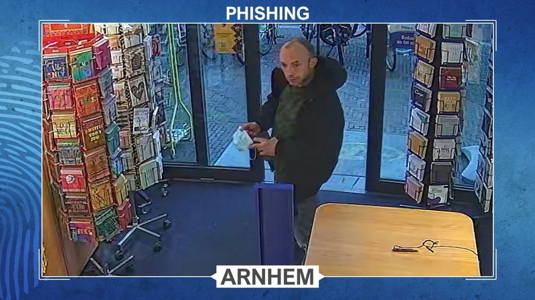 Deze man wordt gezocht vanwege phishing. Het slachtoffer dacht een transactie te doen op Marktplaats maar hij werd opgelicht.