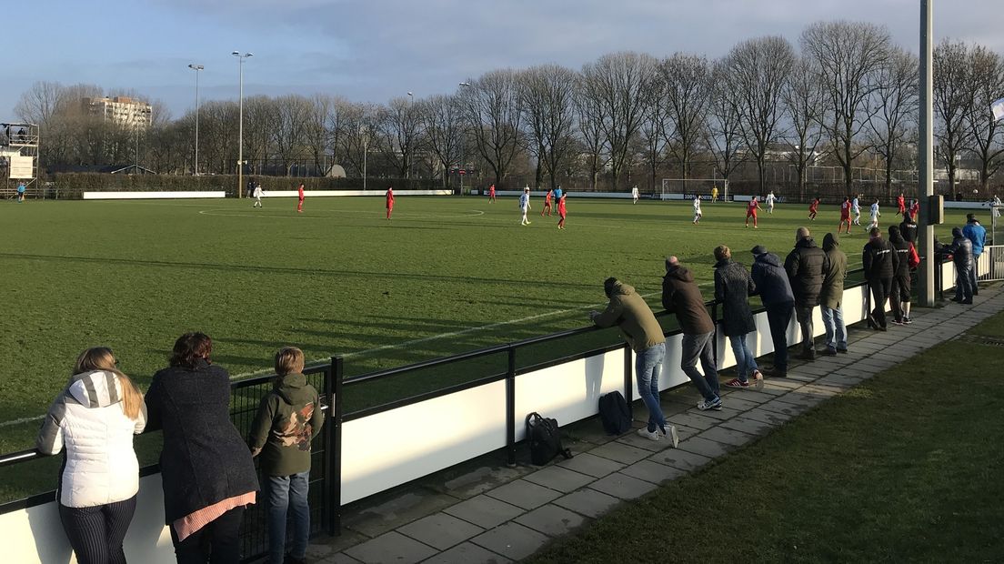 De reserves van FC Groningen en Jong FC Twente oefenen in het zonnetje