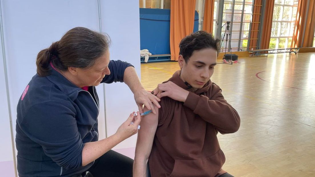 Leerling Omar laat prik zetten
