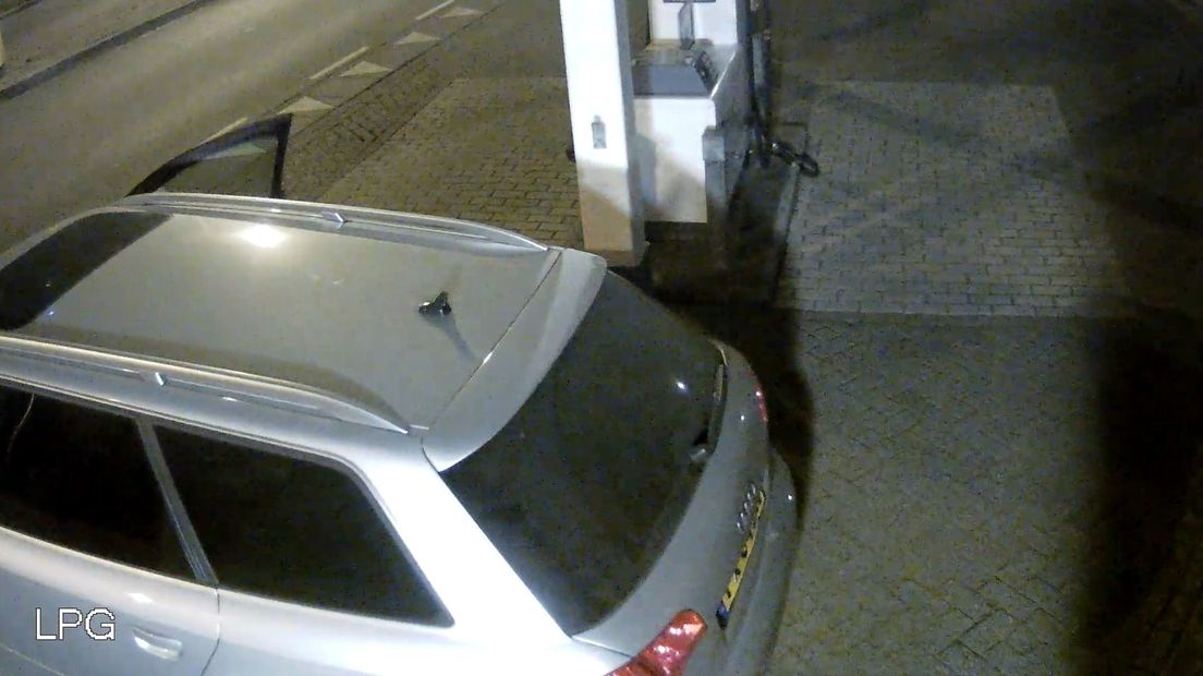 De inbrekers reden in een zilvergrijze Audi, waarschijnlijk type RS6
