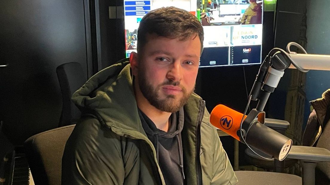Kadir Sinan Kaptan in de studio van Radio Noord
