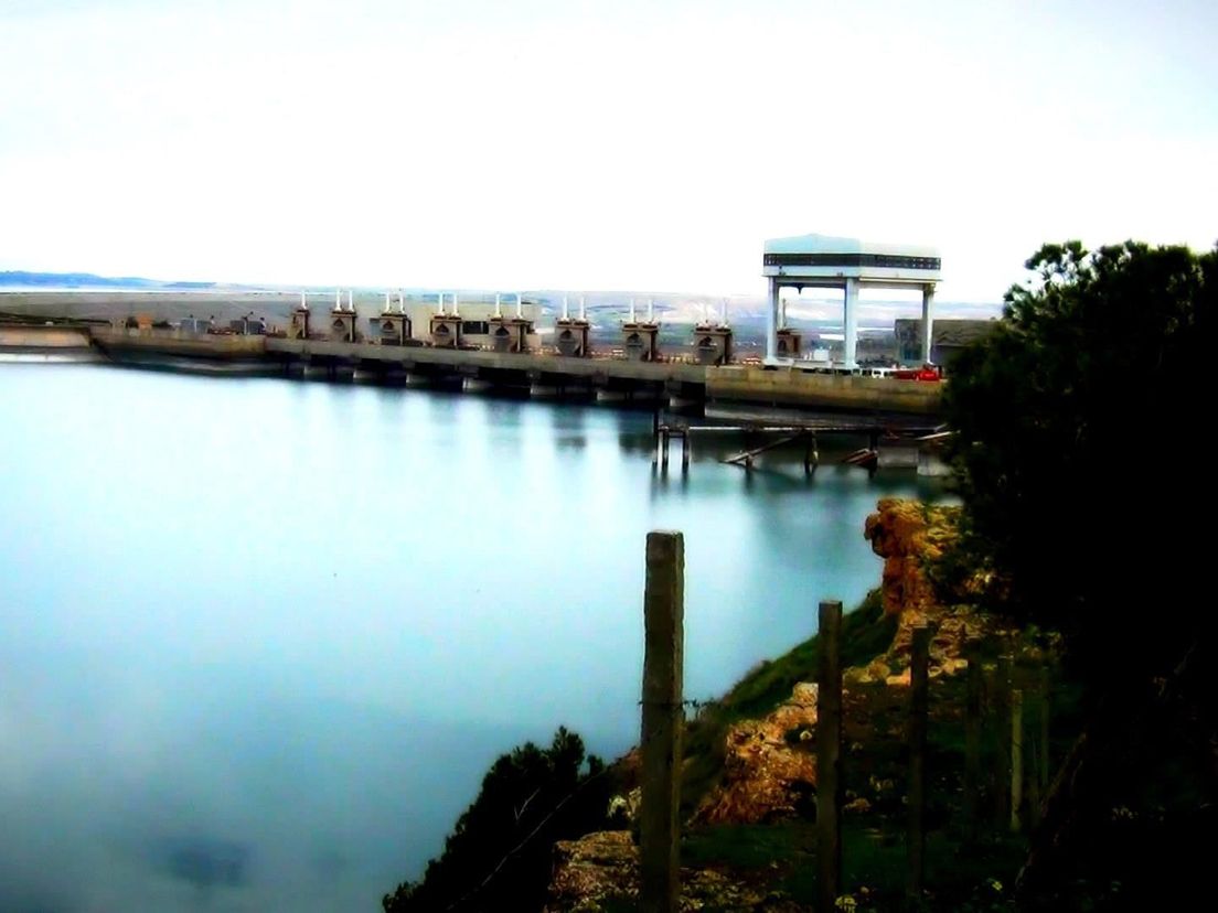 De Tabqa-Dam in Syrië. De plek waar de Sliedrechter op de foto ging met gewapende mannen.