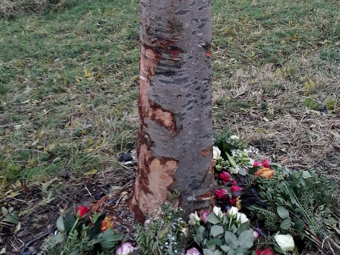 Bloemen op de plek van het ongeluk