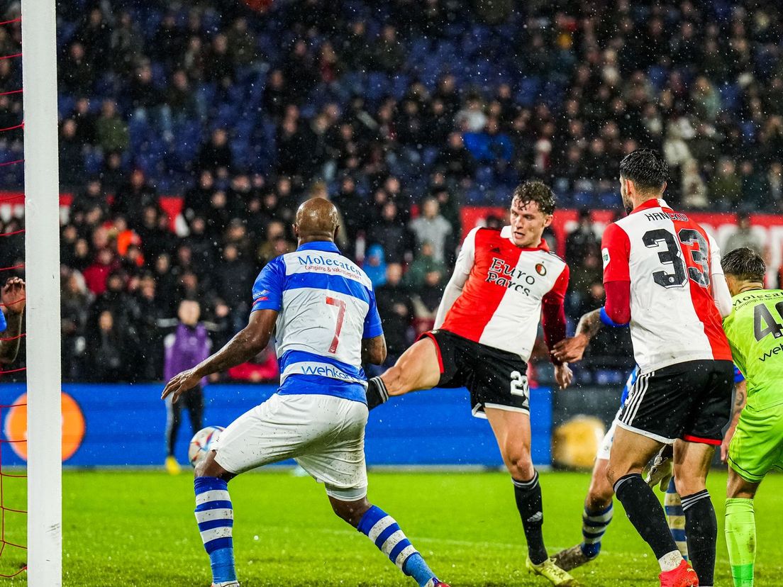 Mats Wieffer tikt de 1-1 binnen bij Feyenoord-PEC Zwolle