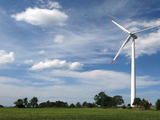 Haalbaarheid van windmolens en zonnepanelen langs de A28 wordt verder onderzocht