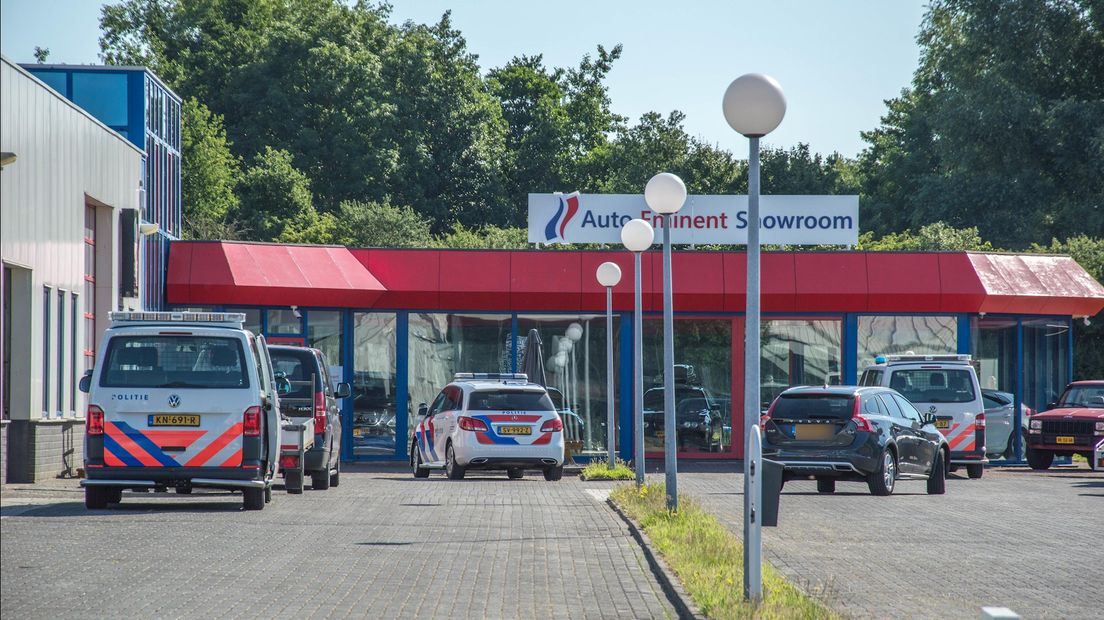 Het autobedrijf in Steenwijk is vanochtend doorzocht