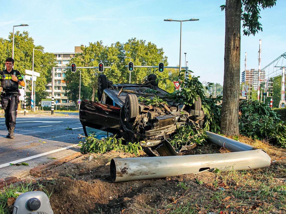 Op de Prins Alexanderlaan botste een auto op een boom en een lantaarnpaal
