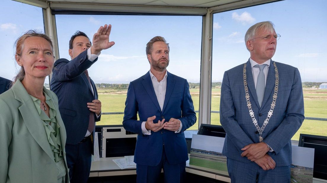 Gedeputeerde Anne Koning (links) en minister De Jonge bezoeken Valkenshorst in Katwijk.