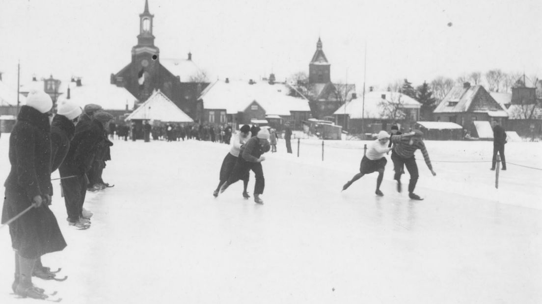 Kortebaanwedstrijd schaatsen in Middelstum begin vorige eeuw